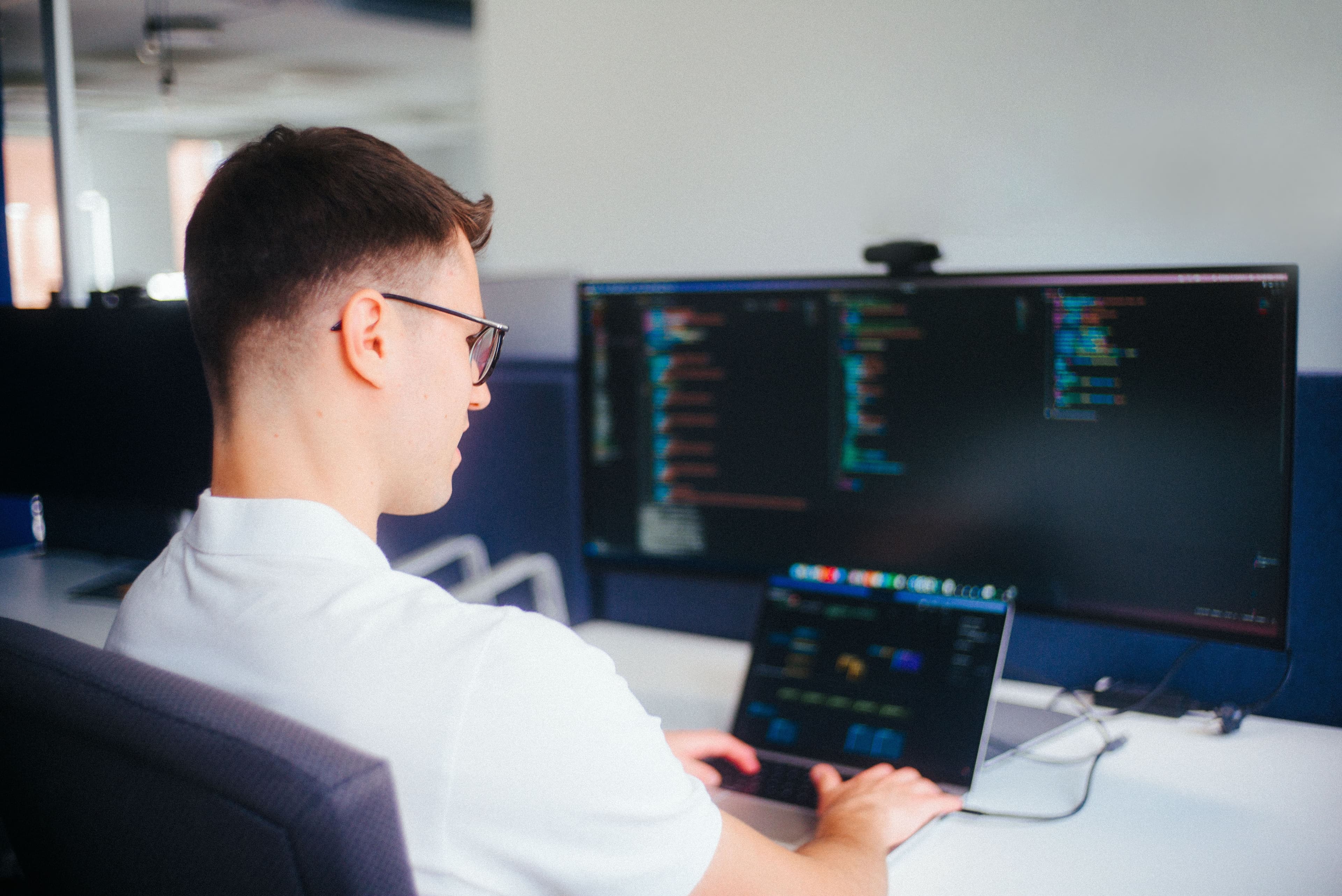 Armin lachend im Büro