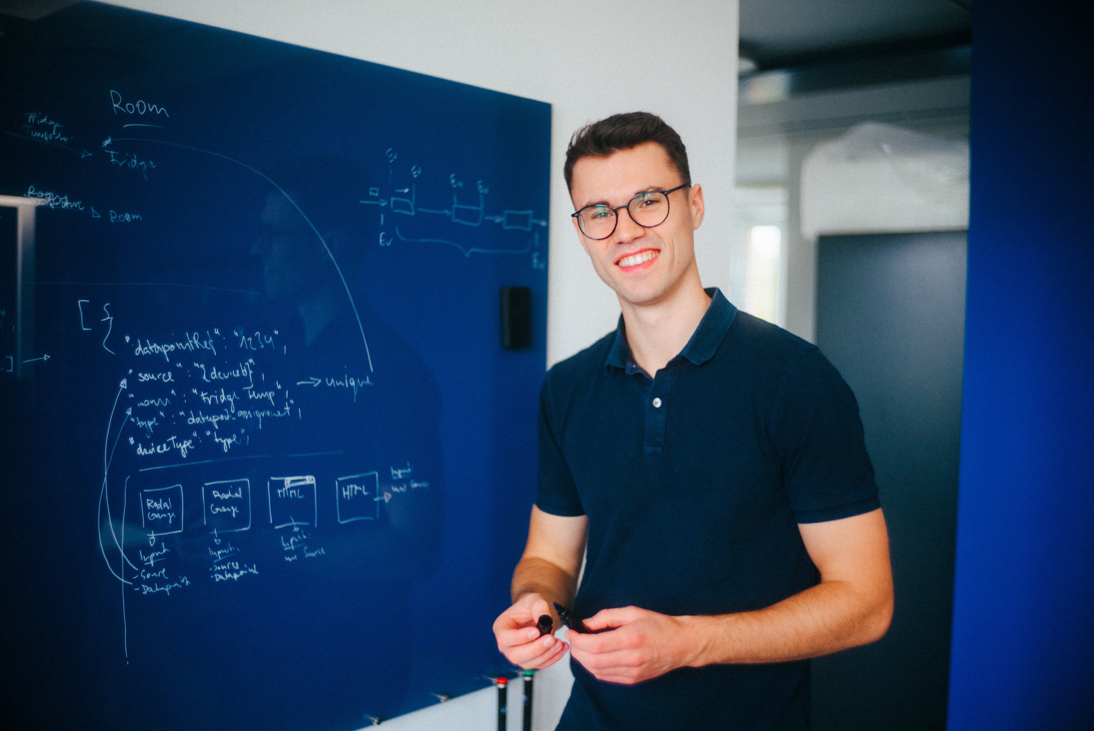 Armin lachend im Büro