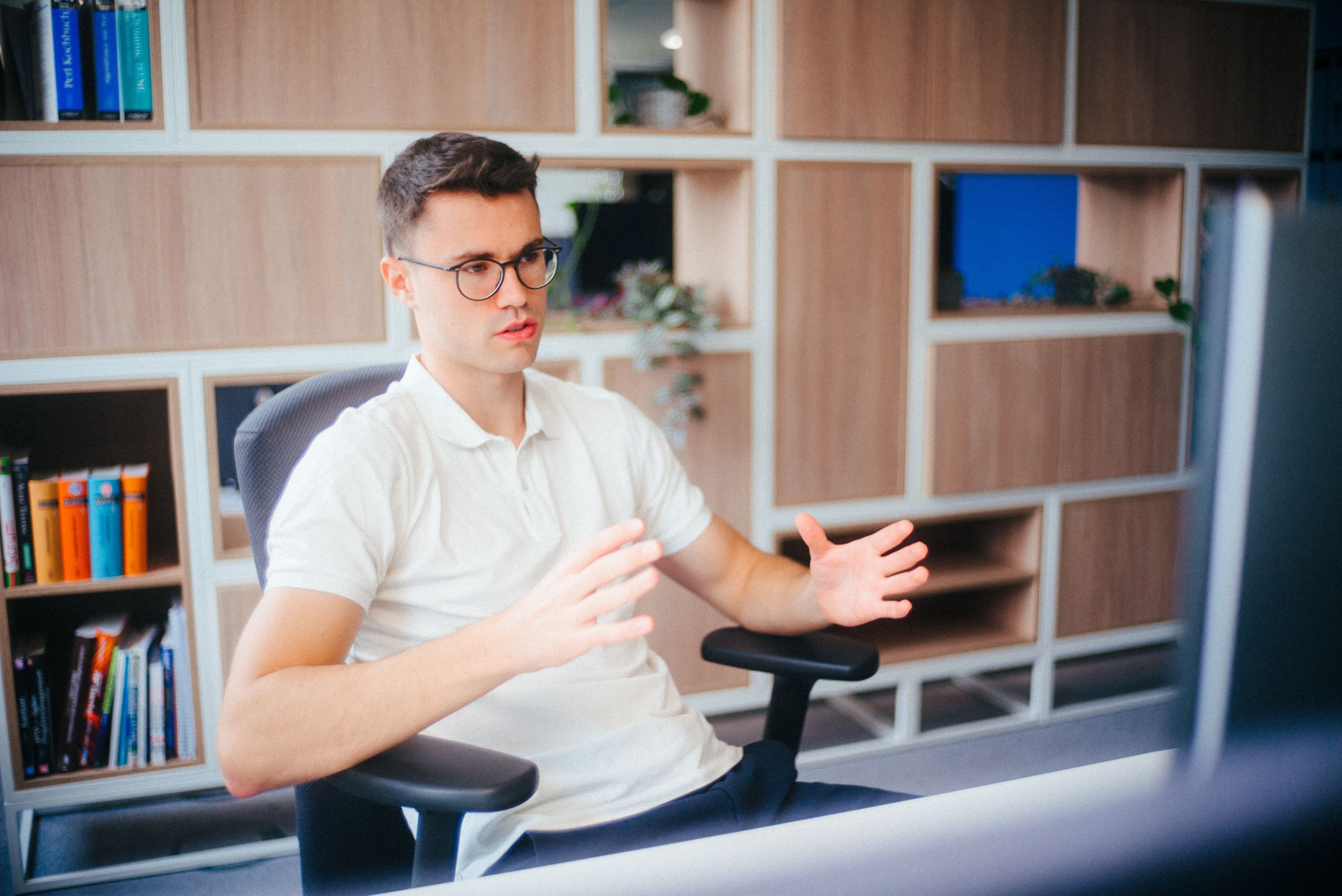 Armin lachend im Büro